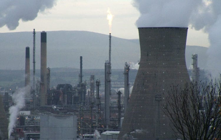 ¿Cuáles son las ventajas y las desventajas de los combustibles fósiles?